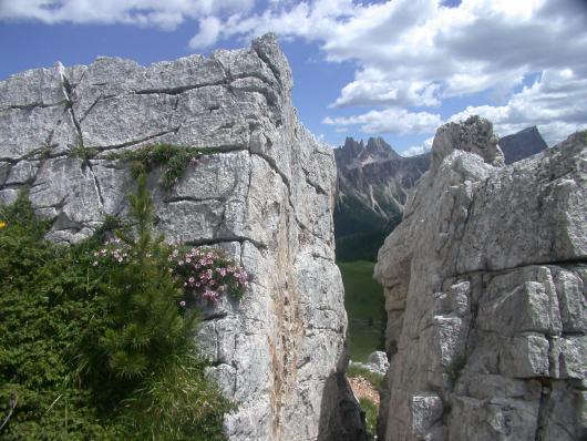 5-places Dolomite scene showing strata 